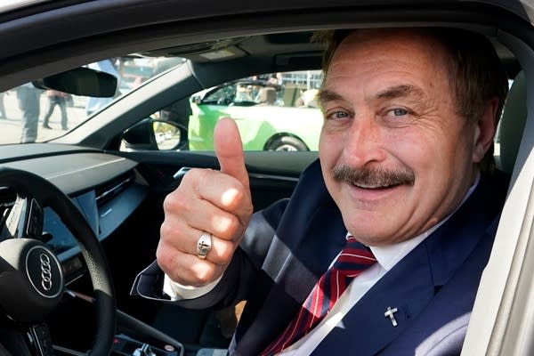 Donald Trump mendukung 'Pillow Man' Mike Lindell sebagai gubernur Minnesota
 | beritakitanih