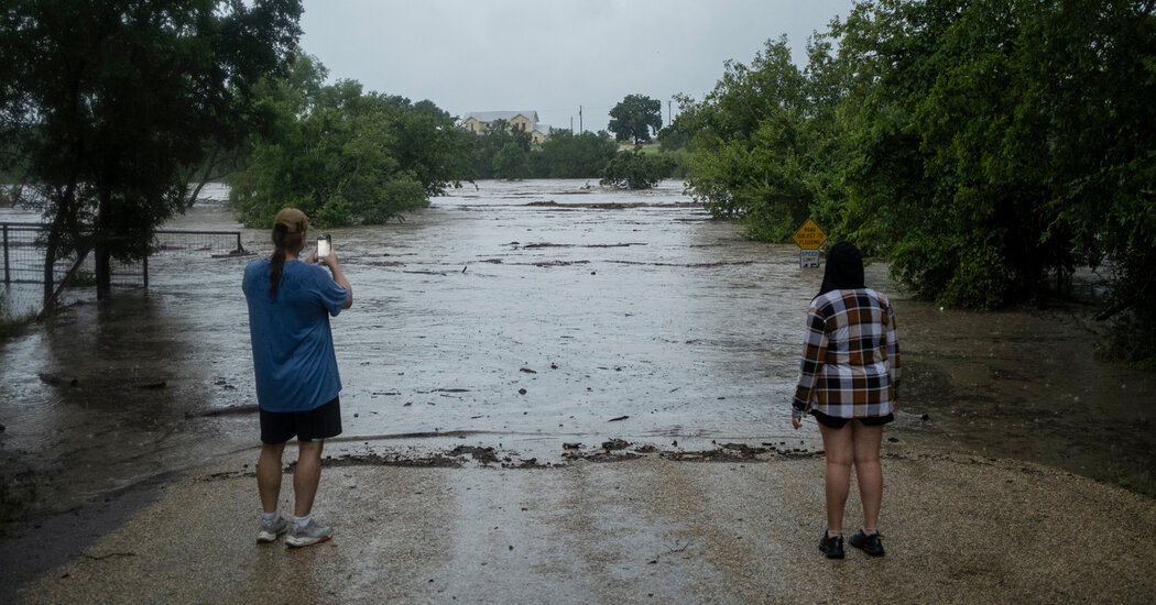 Hujan Tanpa Henti Menyebabkan Banjir Meluas di Texas Tengah
 | beritakitanih