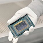 Intel mengirimkan prosesor komersial pertama yang dibuat dengan alat litografi generasi berikutnya
 | beritakitanih