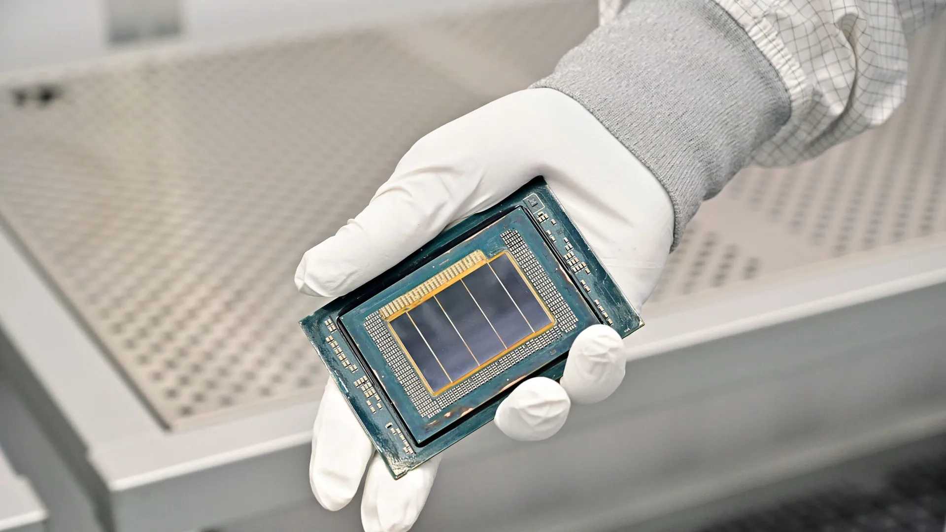 Intel mengirimkan prosesor komersial pertama yang dibuat dengan alat litografi generasi berikutnya
 | beritakitanih