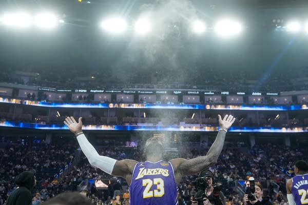 LeBron James dijadwalkan untuk berbicara pada hari Kamis di Fanatics Fest di NYC, sementara NBA menunggu untuk mendengar rencananya
 | beritakitanih