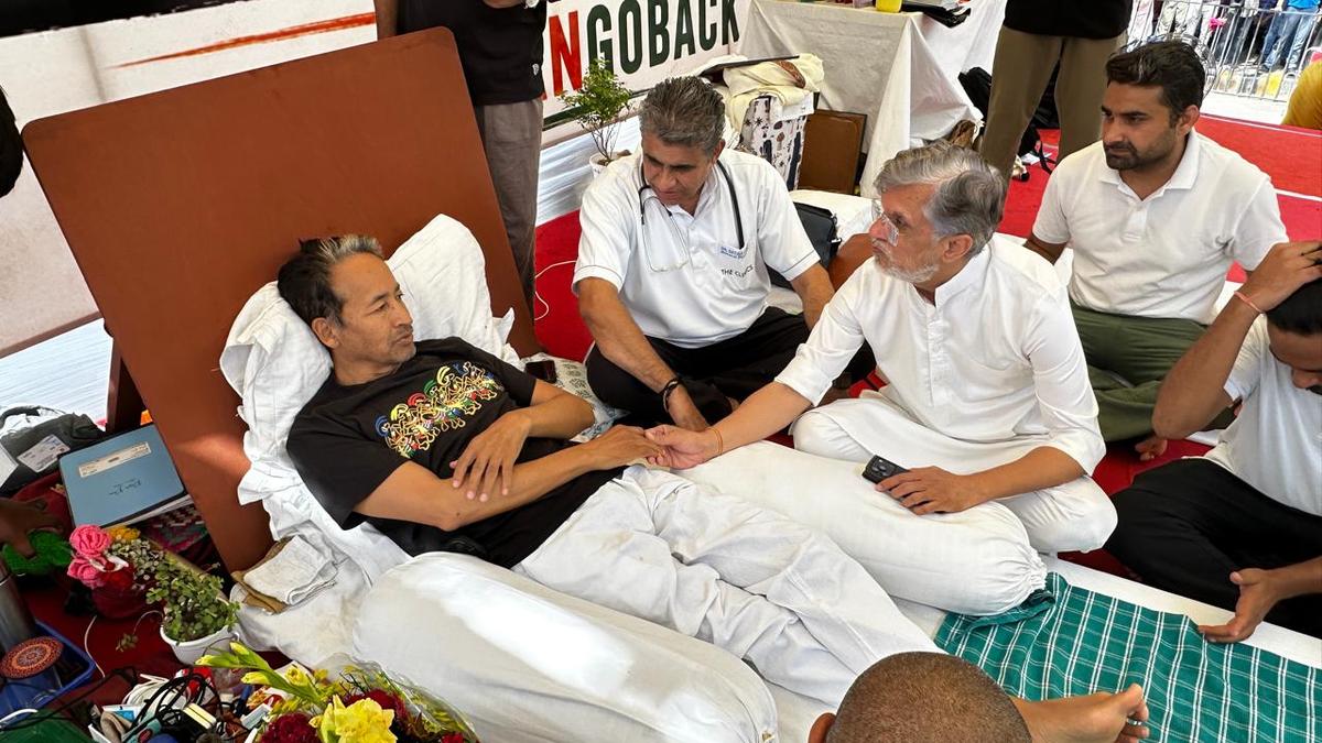 Protes Jantar Mantar LANGSUNG: Sonam Wangchuk mengalami dehidrasi; pimpinan mahasiswa yang berpuasa disarankan untuk tidak berjalan kaki
 | beritakitanih