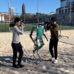 Robot humanoid berjalan melintasi pasir, kerikil, dan lereng menggunakan kerangka pelatihan yang lebih cepat
 | beritakitanih