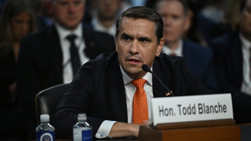 Senator Partai Republik Thom Tillis Menuntut Todd Blanche Bertemu dengan Korban Epstein
 | beritakitanih