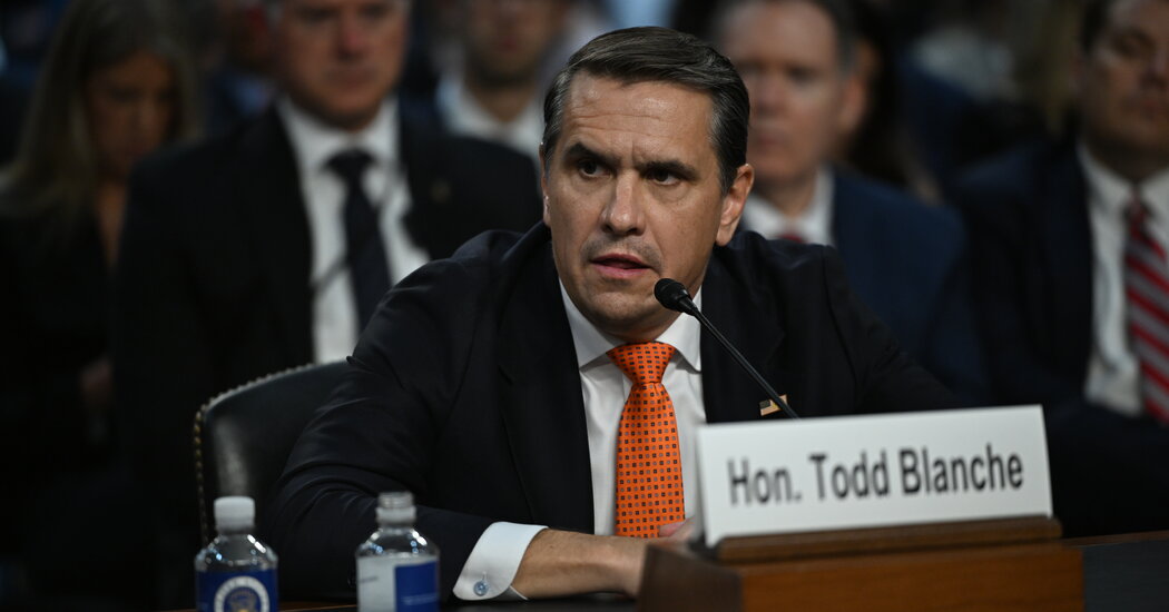 Senator Partai Republik Thom Tillis Menuntut Todd Blanche Bertemu dengan Korban Epstein
 | beritakitanih