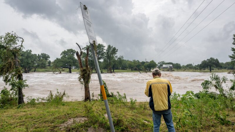 Sirene banjir berbunyi di Texas Tengah Selatan saat sungai mencapai ketinggian yang berbahaya
 | beritakitanih